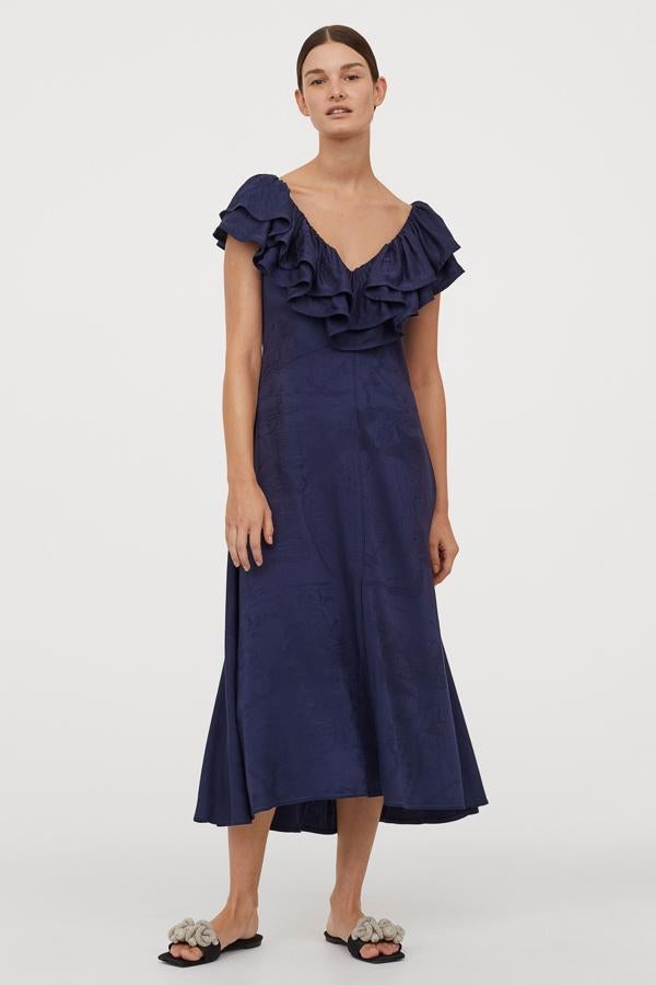 En la nueva colección Conscious Exclusive de H&M también hay muhco material para looks de invitada. Este vestido azul marino con volantes en el escote es solo una muestra (129 euros), pero  hay mucho más .