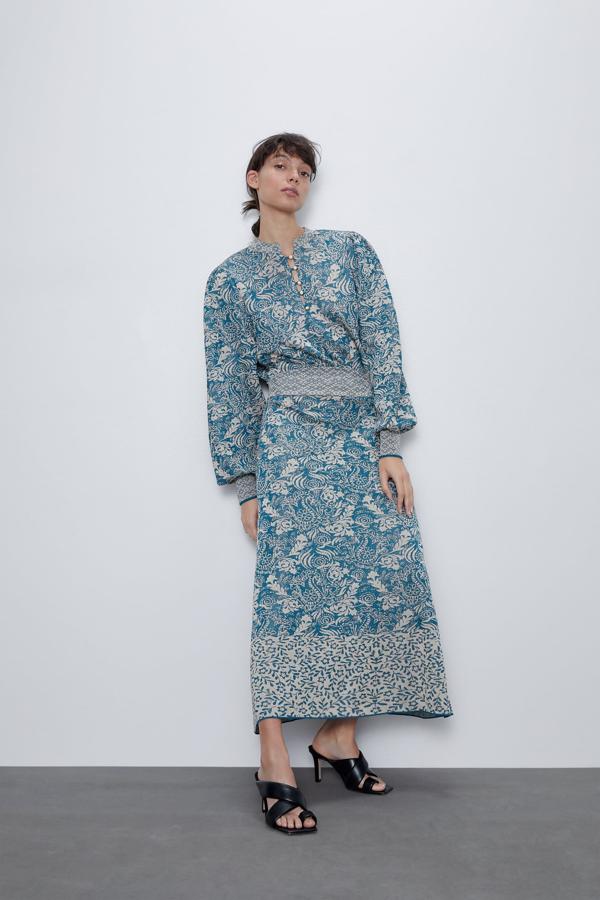 Si quieres ser la invitada más original, puedes apostar por un vestido de punto. Pero no uno cualquiera, uno especial como este de Zara, de inspiración oriental. ¿Te gusta tanto como a nosotras? (39,95 euros)