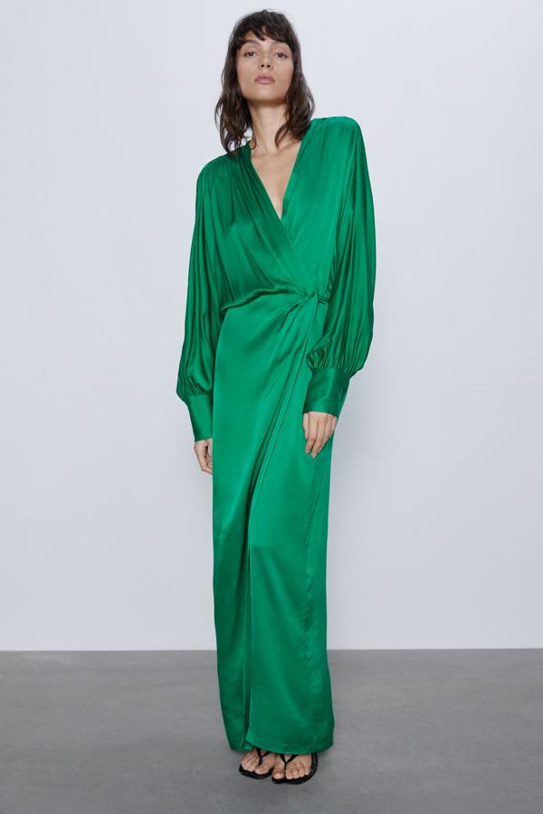 Este vestido de Zara es digno de una alfombra roja. Su corte oversize, su aire vintage y su color verde intenso lo convierte en una joya. Hazte con él antes de que se empiece a agotar porque tiene toda la pinta de se uno de los más buscados del low cost (49,95 euros).