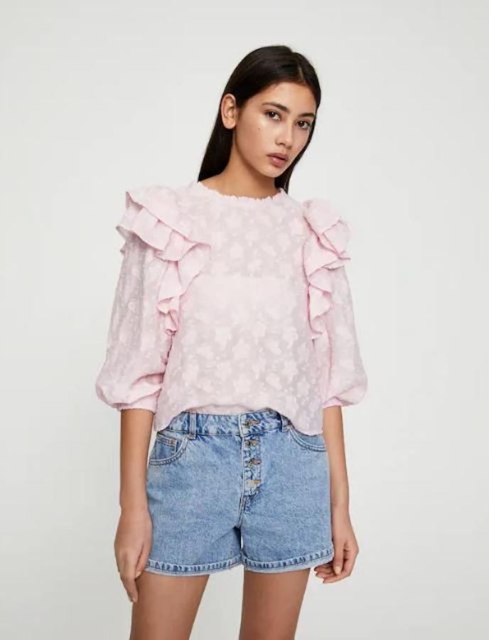 Blusa rosa bebé de manga larga adornada con volantes en los hombros (9,99 euros).