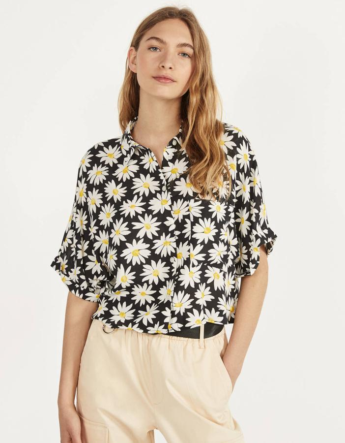 Embajadora de la primavera es esta camisa negra de manga corta con estampado de margaritas (también está la opción de estampado de fresas) que nos propone Bershka. Disponible en las tallas S, M y L, tiene un precio genial, 15,99 euros.
