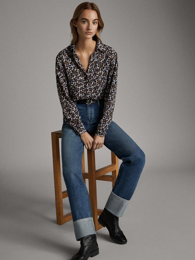 La bajada de precio de esta camisa de Massimo Dutti está haciendo que desaparezcan muchas tallas. Si quieres hacerte con esta camisa con estampado de leopardo en tono azulado, que cuesta ahora 29,95 euros… vas a tener que ser rápida.