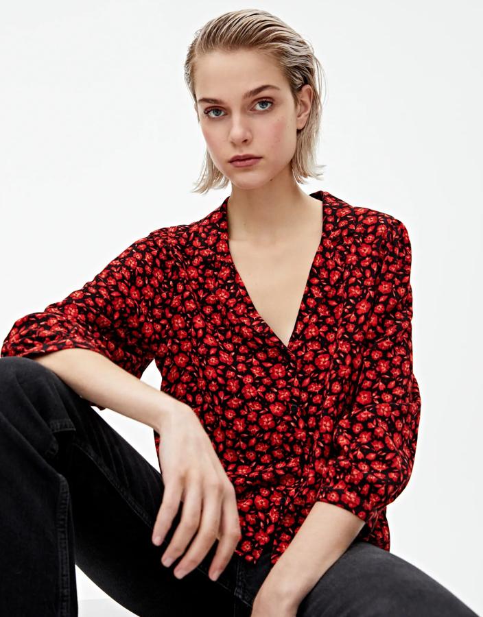 Esta camisa de Pull & Bear tiene estampado de flores en tonos rojos (también tienes la opción en negro) y manga abullonada. Con cuello clásico y cierre de botones, está rebajada a 12,99 euros. Actualmente, tienen disponibilidad en las tallas S, M y L.