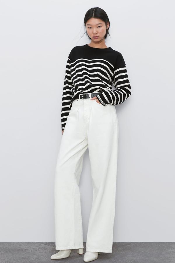 En blanco y negro, esta camiseta de Zara de algodón de rayas de manga larga será indispensable para ti esta primavera. Disponible en las tallas S, M y L, tiene el cuello redondo y cuesta 17,95 euros.