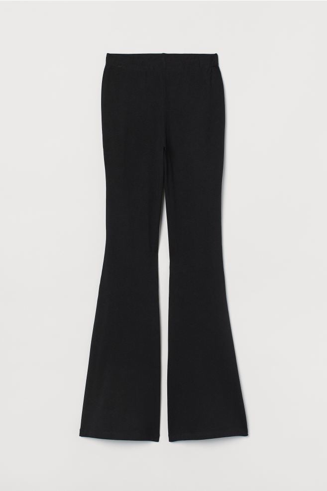 Estos leggings negros de corte acampanado de H&M son ideal para estar en casa ¡y para looks de fiesta! El mejor dos en uno de su versatilidad. (9,99 euros).