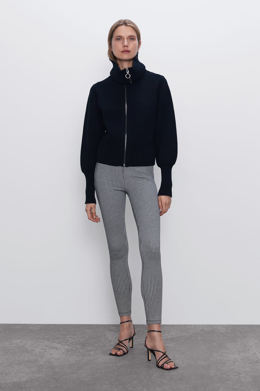 Los leggings con estampado de pata de gallo son un best seller de la nueva colección de Zara y solo cuestan 19,95 euros. Favorecedores y prácticos a partes iguales. Nuestros favoritos.