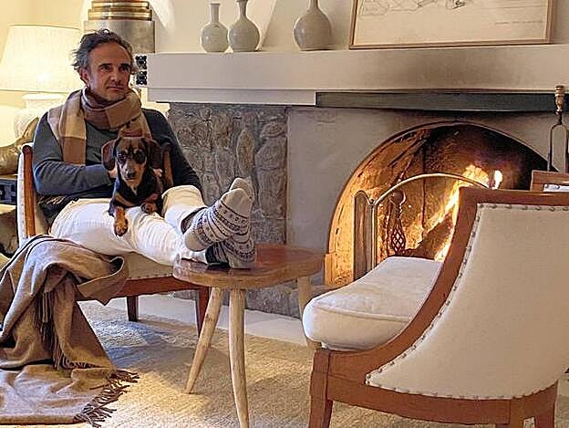 El decorador Lorenzo Castillo nos cuenta cómo está viviendo el confinamiento desde su casa y qué es lo que se le está haciendo más cuesta arriba.