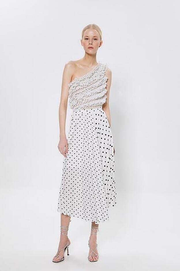 Top de volantes y falda midi de lunares, de Sfera.