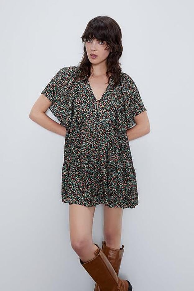 Otro precioso vestido mini con un estampado de flores pequeñas, de Zara.