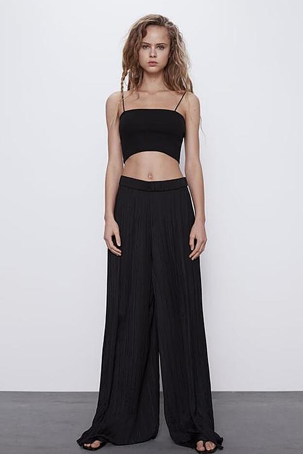 Este pantalón extra ancho está disponible en Zara en negro y en color hueso.