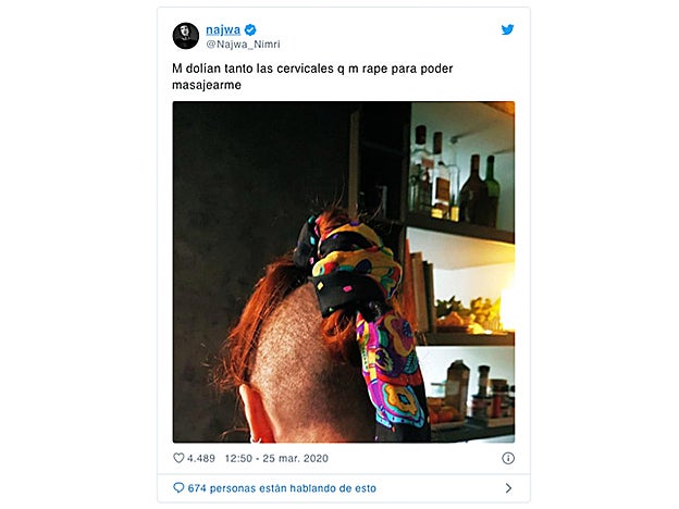 Esta es la instantánea con la que Najwa ha enseñado en Twitter cómo se ha rapado la mitad de la cabeza.