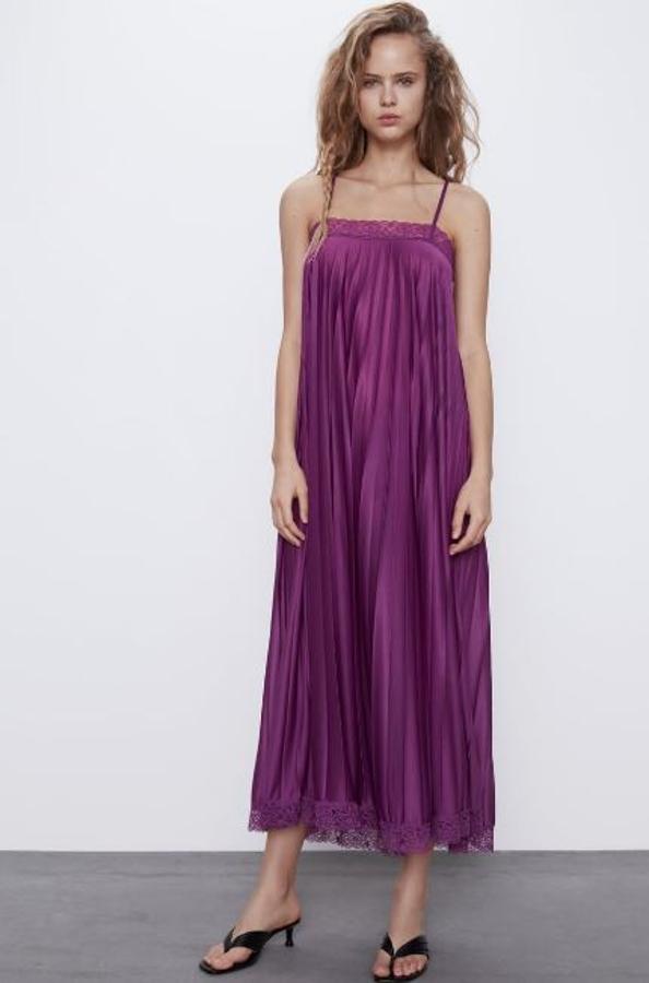 Empezamos con el más original (y el que tiene el color más bonito) de toda la colección de primavera de Zara. Es plisado, con detalles de encaje y de largo tobillero. ¿Te has enamorado como nosotras? (25,95 euros).