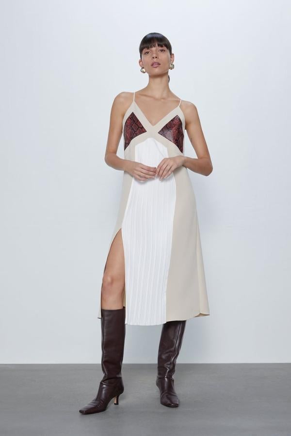 Con un efecto patchwork, tiene detalles de animal print y un plisado en la parte delantera (25,95 euros).