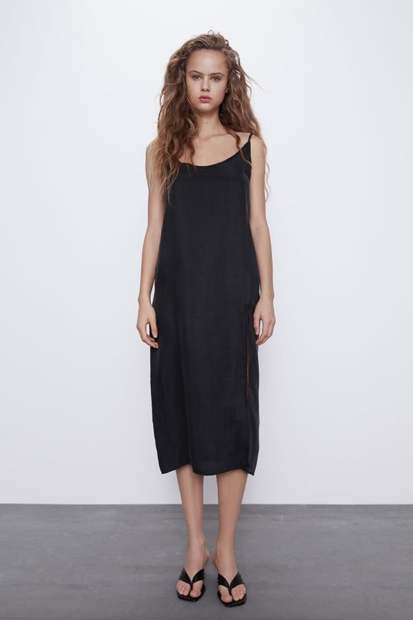 El vestido lencero minimalista que siempre nos imaginamos es este, en color negro, sencillo y con abertura lateral (25,95 euros).