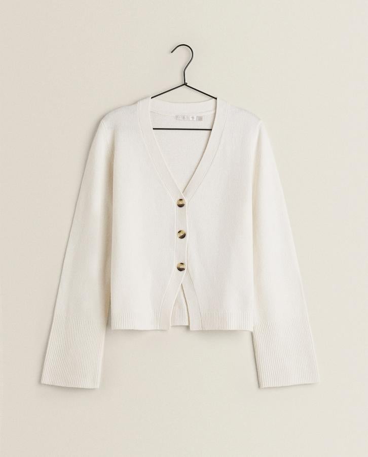 Chaqueta blanca con botones y punto fino de zara, Home, (49,99 euros).