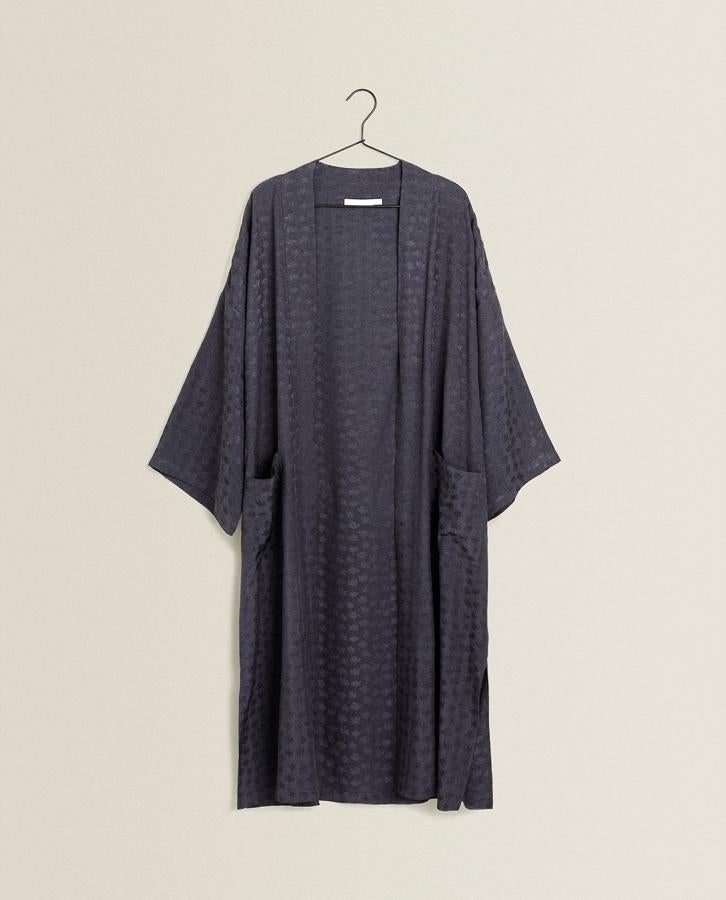 Kimono azul marino con flores bordadas, para aportarle algo del glamour a tu look de confinamiento (eso sí, con pijama debajo), de Zara Home, (49,99 euros).