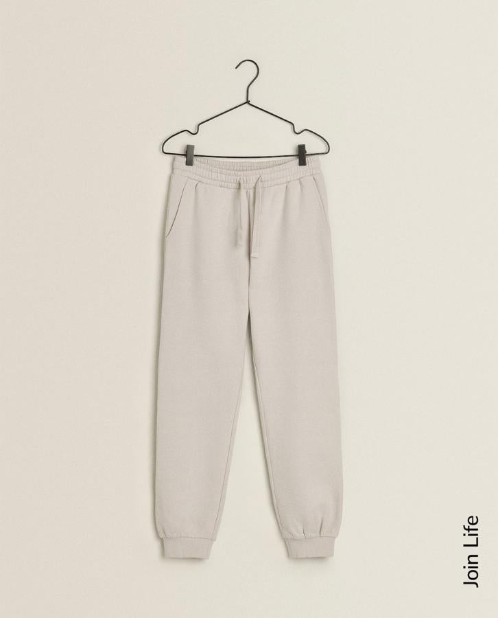 Como por suerte, las video llamadas no ven lo que llevas puesto en la parte de abajo, ¡arriba el chándal gris!, de zara Home, (19,99 euros).