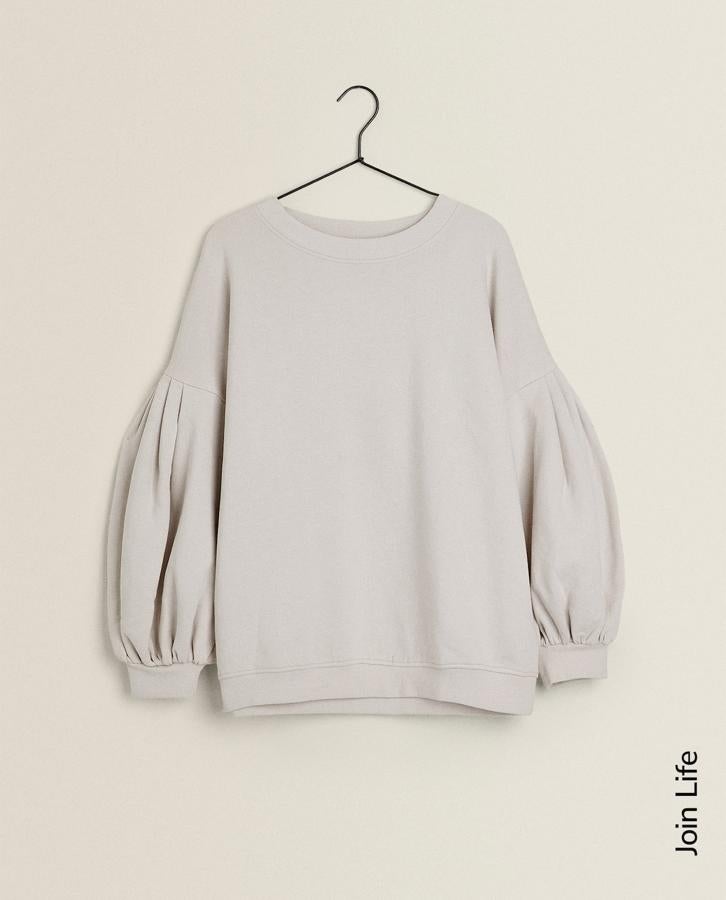 Sudadera gris con mangas abullonadas (apta y digna para una videoconferencia), de zara Home, (22,99 euros).