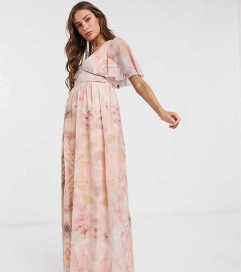 Vestido de gasa largo con motivos de Asos, (117,99 euros).