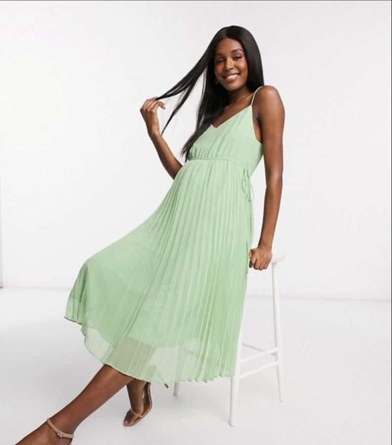 Vestido plisado y con escote pico verde menta de Asos, (55,99 euros).