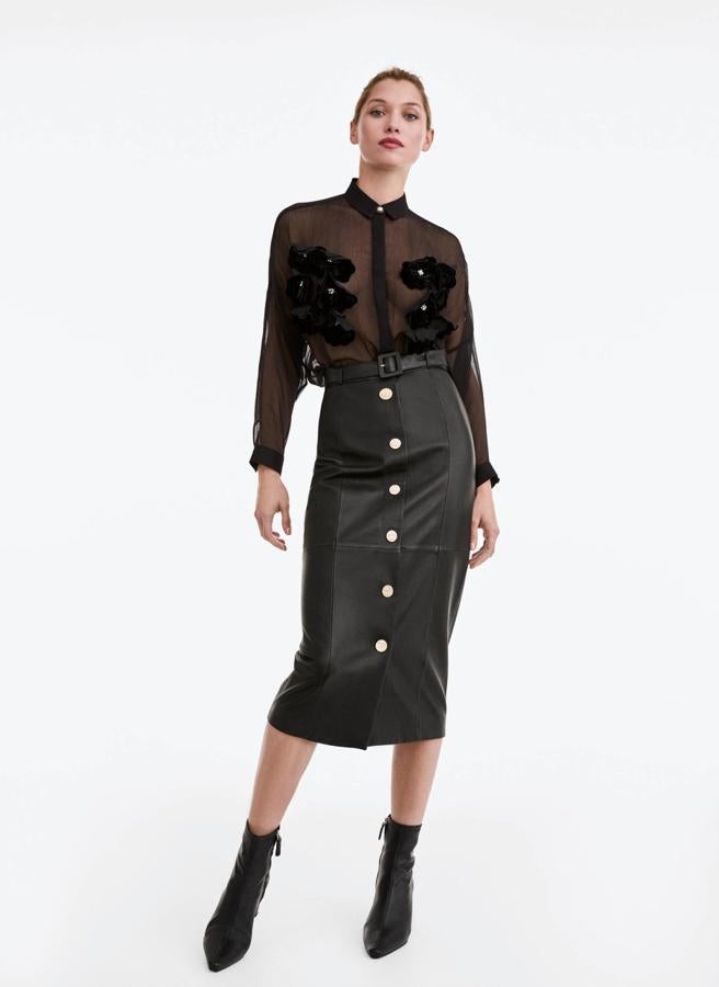 Blusa transparente con flores en la zona del pecho, (62,30 euros).