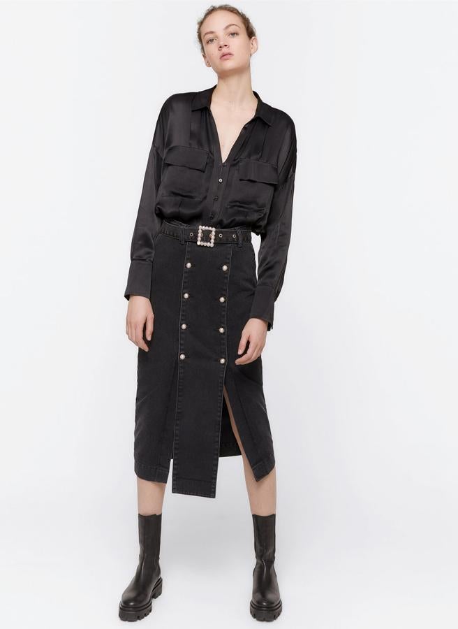 Falda vaquera negra midi con botones de perlas y cinturón joya, (69,30 euros).