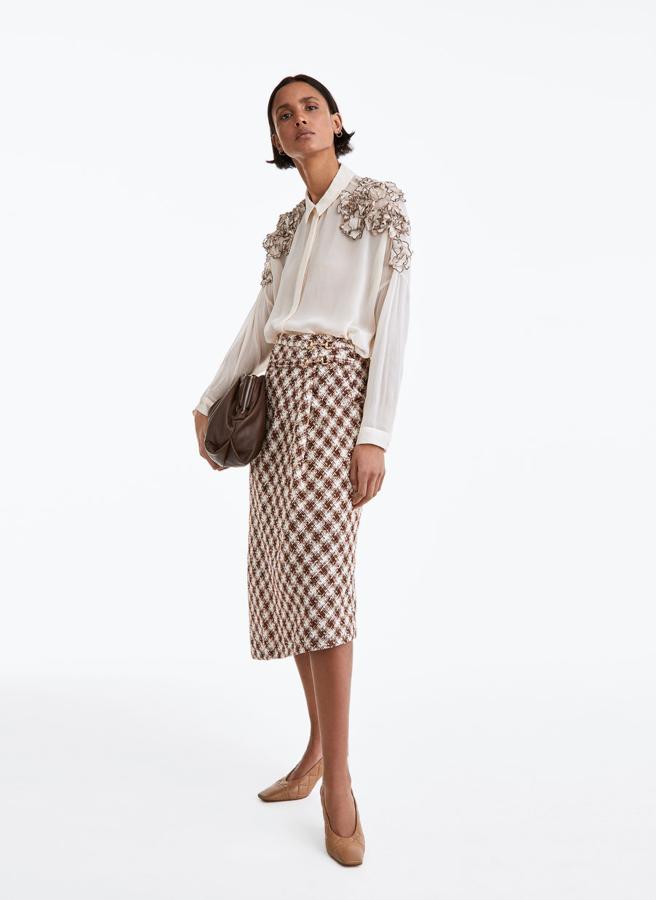 Falda tweed midi con cinturón en crema y marrón, (62,30 euros).