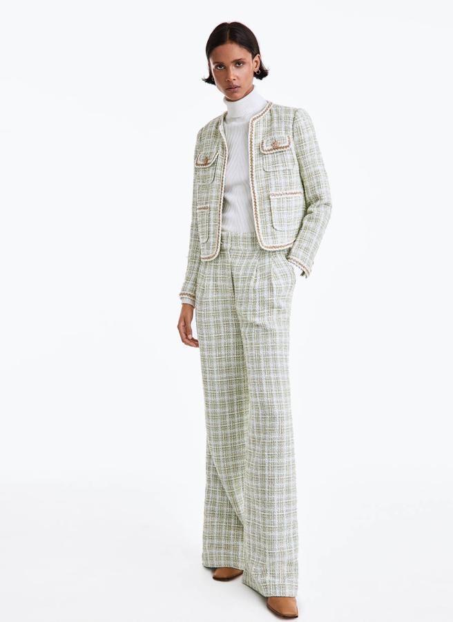 Pantalón de tweed en verde menta y pata de elefante, (69,30 euros).