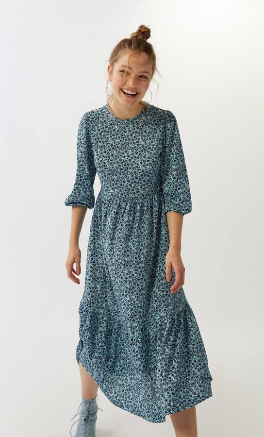 Vestido azul de flores con manga tres cuartos, de Stradivarius, (17,99 euros).