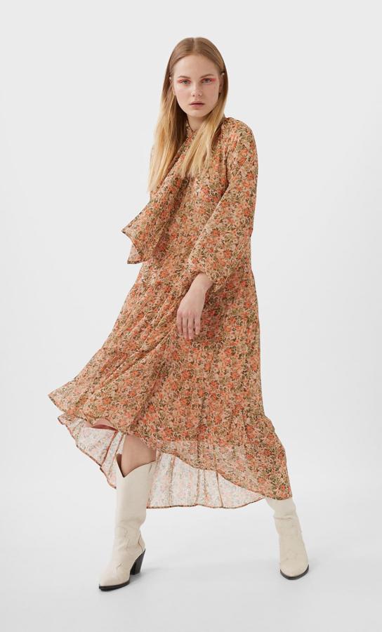 Vestido de gasa color teja, de Stradivarius, (25,99 euros).