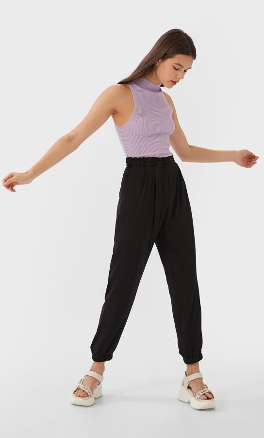 ¿Hay algo más cómodo y más primaveral que un pantalón baggy básico? Nosotras creemos que no, y menos cuando esta prenda en color negro con cinturón a tono ha pasado de 17,99 euros a 8,99 euros. Está disponible entre las tallas XS y XL, y también se ha lanzado en color blanco.