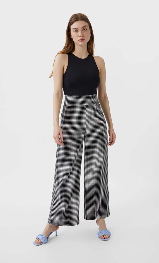 El estampado de cuadro de Vichy es el nuevo pata de gallo, y este pantalón cropped con pata ancha nos parece ideal para los looks de primavera más elegantes. De 19,99 euros ha pasado a 9,99 euros y queda en las tallas 36, 38 y 40.