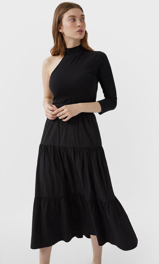 Un armario de verano no está completo si no tiene una falda negra de la que echar mano cuando no sabes que ponerte. Con diseño midi, ha pasado de 19,99 euros a 9,99 y está disponible únicamente en la talla M.