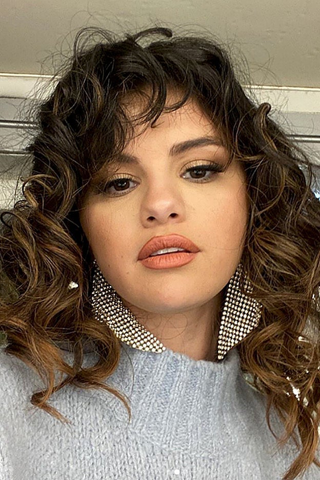 Selena Gomez lleva un castaño oscuro con mechas doradas.
