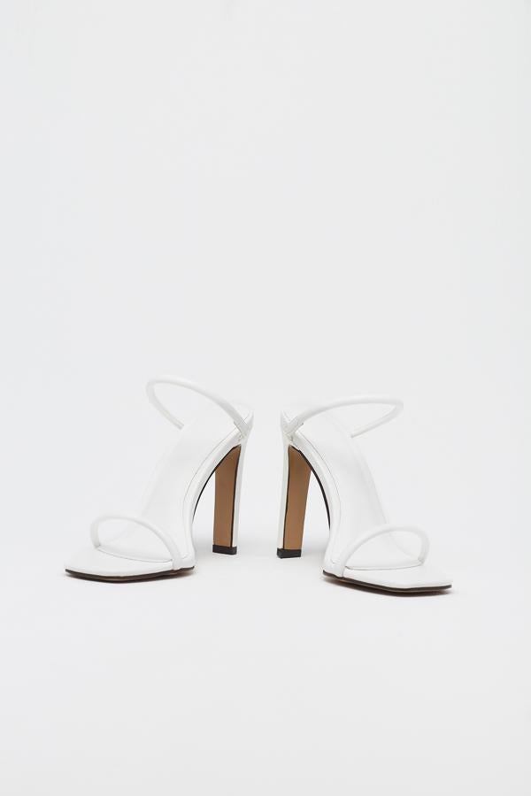 Con tacón muy alto y tiras finas, de Sfera (32,99 euros).