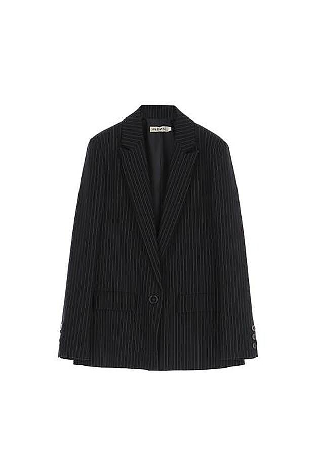 La americana de Please Fashion es negra, con una elegante raya diplomática blanca.