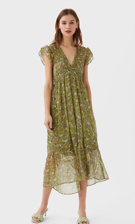 Stradivarius nos propone este vestido en verde con estampado de flores multicolor disponible en las tallas S, M y L. Tiene un precio de 25,99 euros.