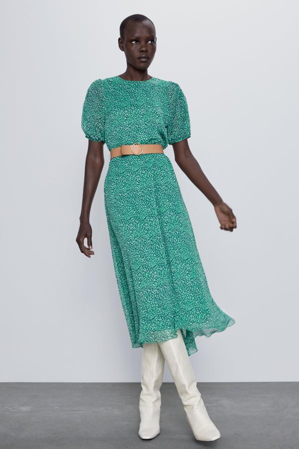 Este vestido de Zara con estampado en verde cuenta con cinturón con hebilla metálica y cierre en la espalda con abertura y botón. Está disponible en tallas de la XS a la XL y cuesta 39,95 euros.