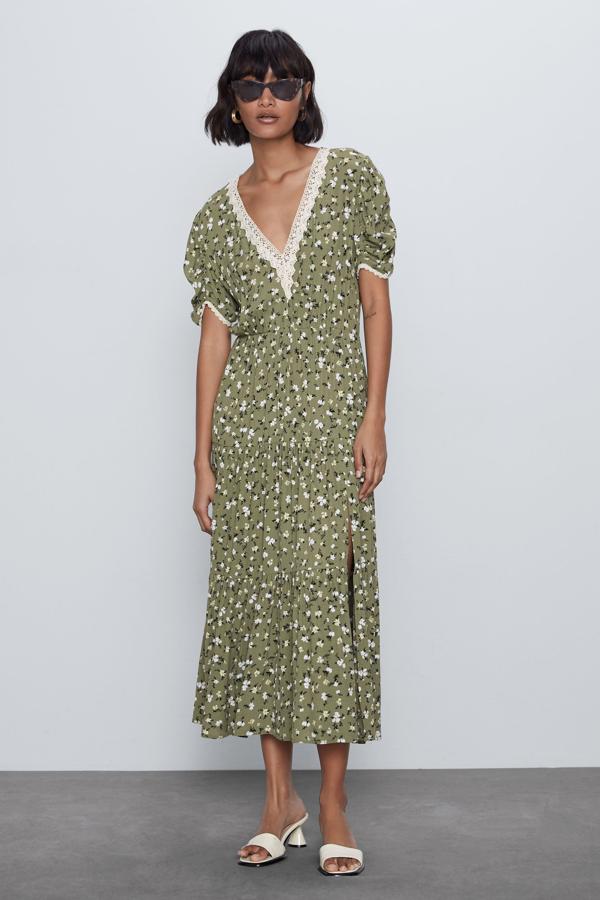 Zara también nos propone este vestido midi de manga corta y escote de pico, con aplicación de encaje. En tono verde con flores, cuenta con cintura elástica y volantes en el bajo. Tiene un precio de 39,95 euros.
