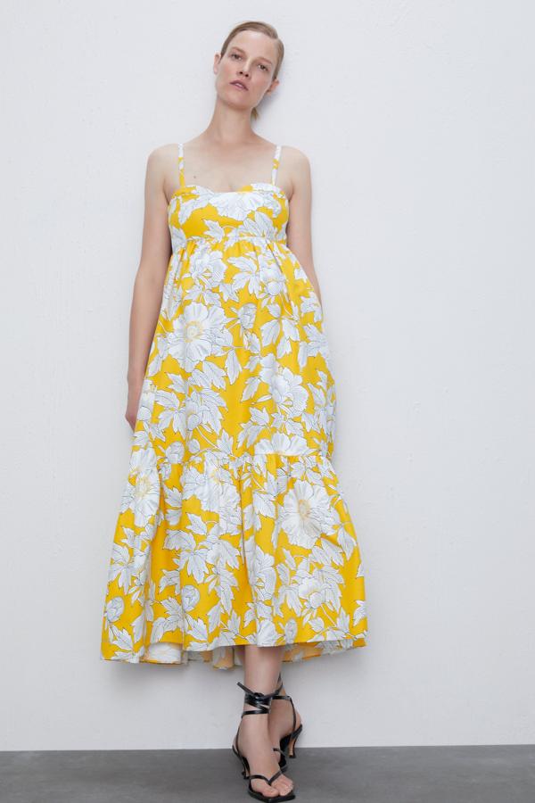 En la marca de Inditex también podemos encontrar este vestido midi de escote amplio y tirantes finos en color mostaza con flores en blanco. Tiene cierre en la espalda con abertura y botón y está disponible desde la talla XS a la XXL. Cuesta 39,95 euros.