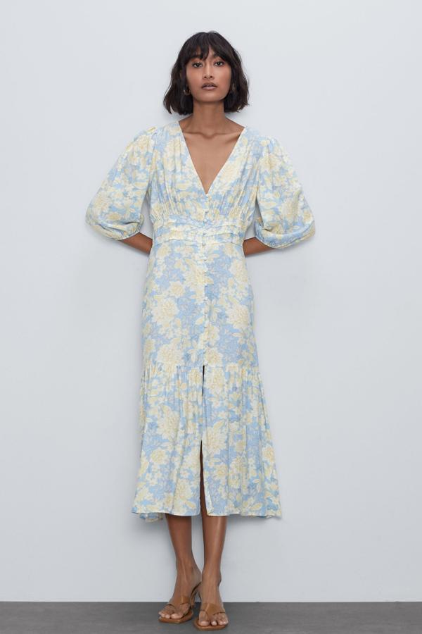 Vestido midi de escote de pico con detalle de tejido tipo nido de abejea en la espalda. Con volantes en el bajo y cierre con botones, tiene un precio de 39,95 euros y está disponible de la talla XS a la XL. Es de Zara,
