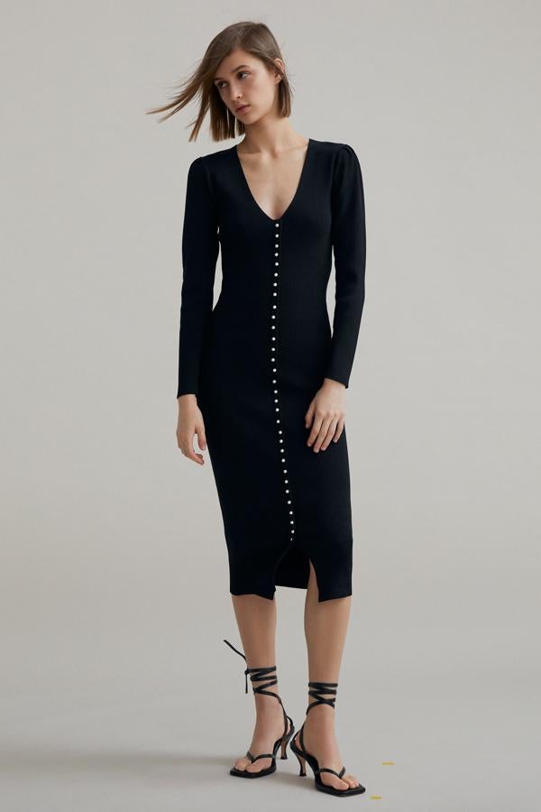 Este vestido midi de punto en color negro con escote de pico y manga larga te sentará como un guante y realzará tu silueta. Con aplicaciones de falsos botones delanteros, tiene un precio de 29,95 euros y está disponible en las tallas S, M y L.