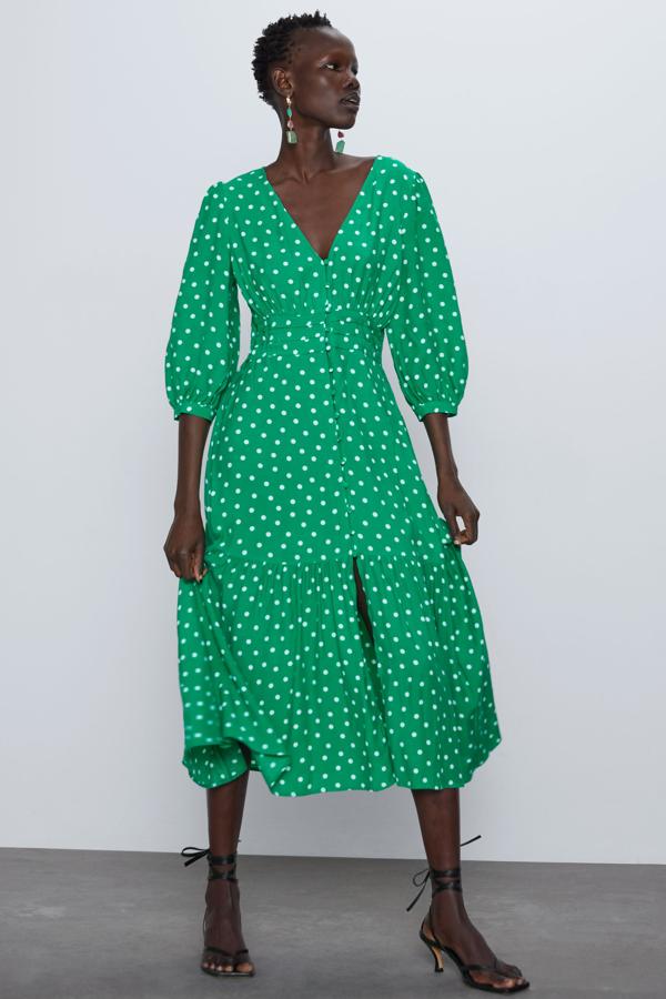 En color verde con lunares en crudo, este vestido de Zara tiene un precio de 39,95 euros y está disponible de las tallas XS a la XL. Con escote de pico y manga abullonada al hombro, dispone de botones delanteros para el cierre.