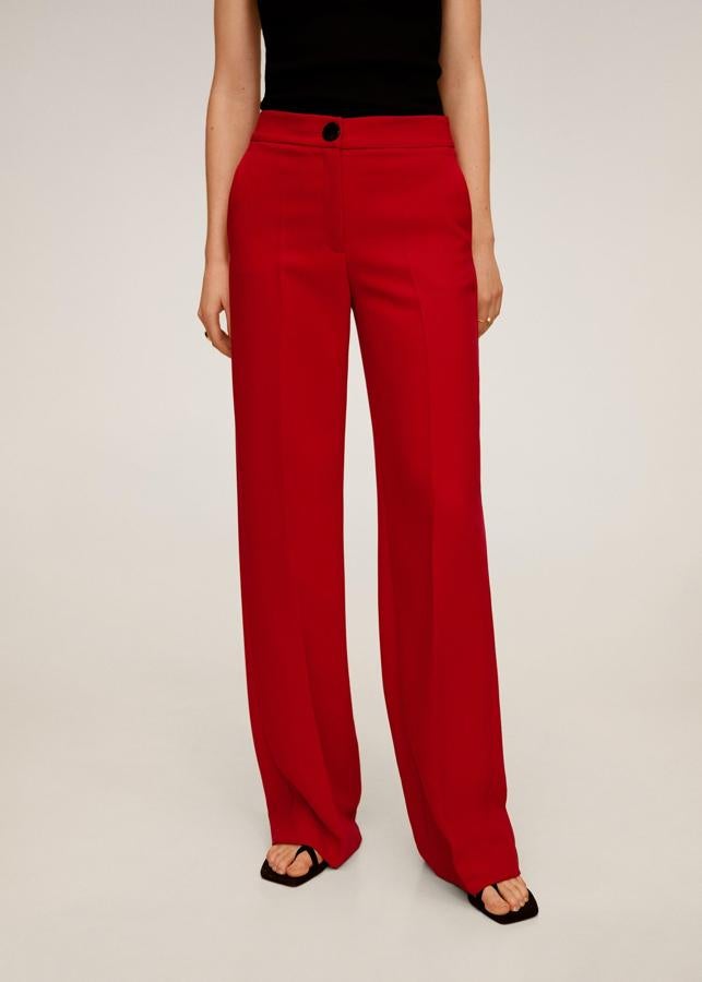 El imprescindible rojo llega con este pantalón palazzo fluido que seguro que sienta genial. Es de Mango (29,99€).