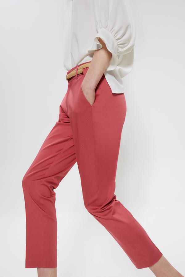 En satén rosa y con un tono más empolvado, estos pantalones pitillo de vestir serán un must toda la primavera. Son de Sfera (17,99€)