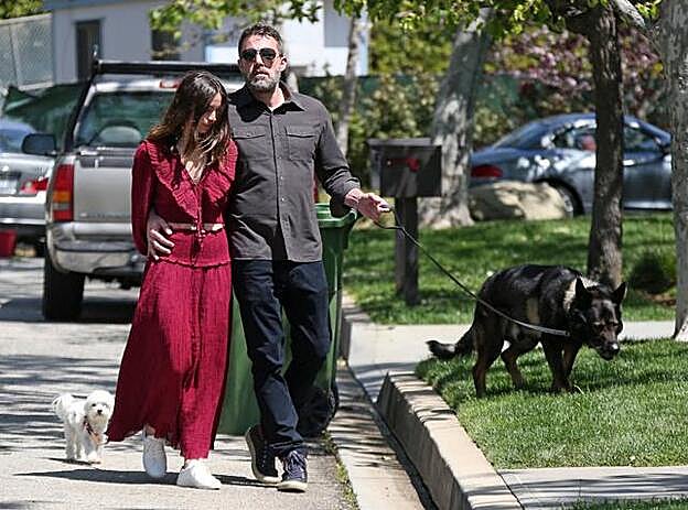 Ana de Armas y Ben Affleck paseando los perros durante la cuarentena.