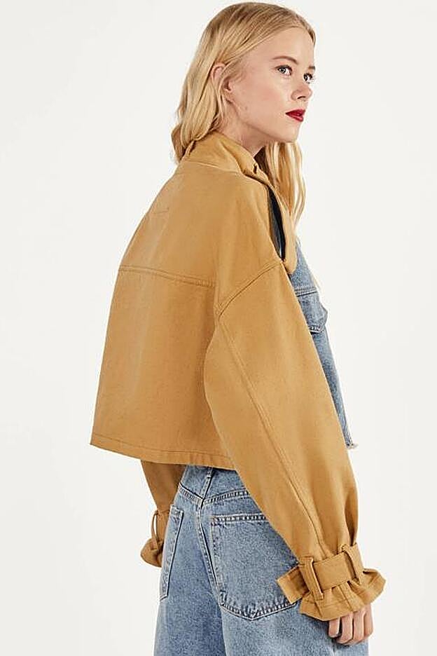La espalda de la cazadora de Bershka es de un tejido de gabardina a contraste.