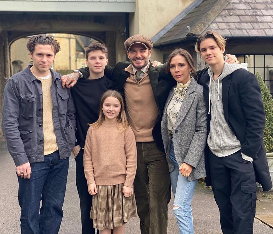 El matrimonio formado por David y Victoria Beckham siempre tuvo claro que quería una casa llena de niños. En pocos años lo tuvo, tres chicos, Brooklyn, Romero y Cruz, que se convirtieron en su prioridad. Pero… cuentan que la cantante convertida en diseñadora quería una niña, y en julio de 2011 llegaba Harper, la benjamina del clan y ojito derecho de todos. Los seis pasan estos días de cuarentena bajo el mismo techo, donde les hemos visto jugando y cocinando.