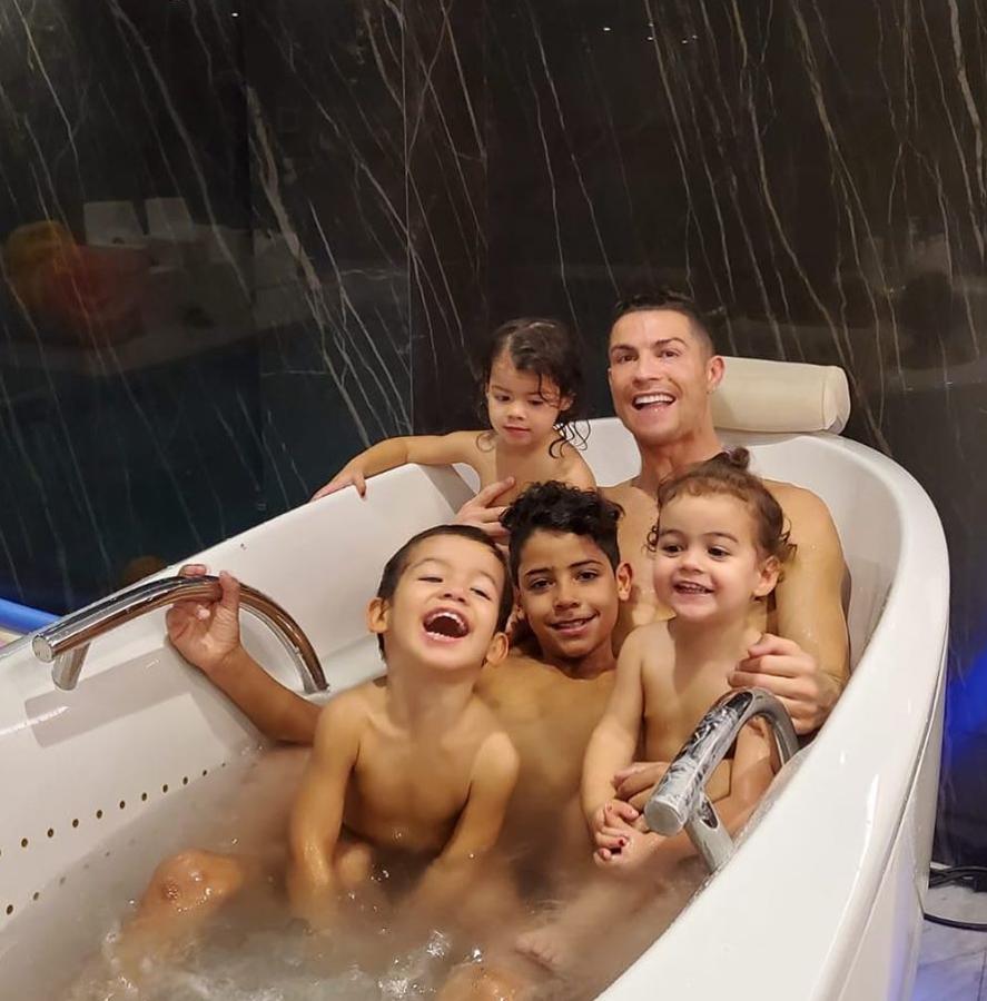 Acompañado por su chica, Georgina Rodríguez, Cristiano Ronaldo y sus hijos se instalaron en Portugal para pasar la crisis del coronavirus y estar  con la madre del futbolista . Juntos han formado rápidamente una familia numerosa, algo que el astro del fútbol tiene claro que quería. A sus 35 años, el futbolista ya es padre de cuatro hijos: Cristiano Ronaldo Jr, que nació en 2010 supuestamente a través de una madre de alquiler, al igual que los mellizos Eva y Mateo que nacieron en 2017. Ese mismo año también llegaba su cuarta hija, Alana Martina, fruto de su relación con Georgina.