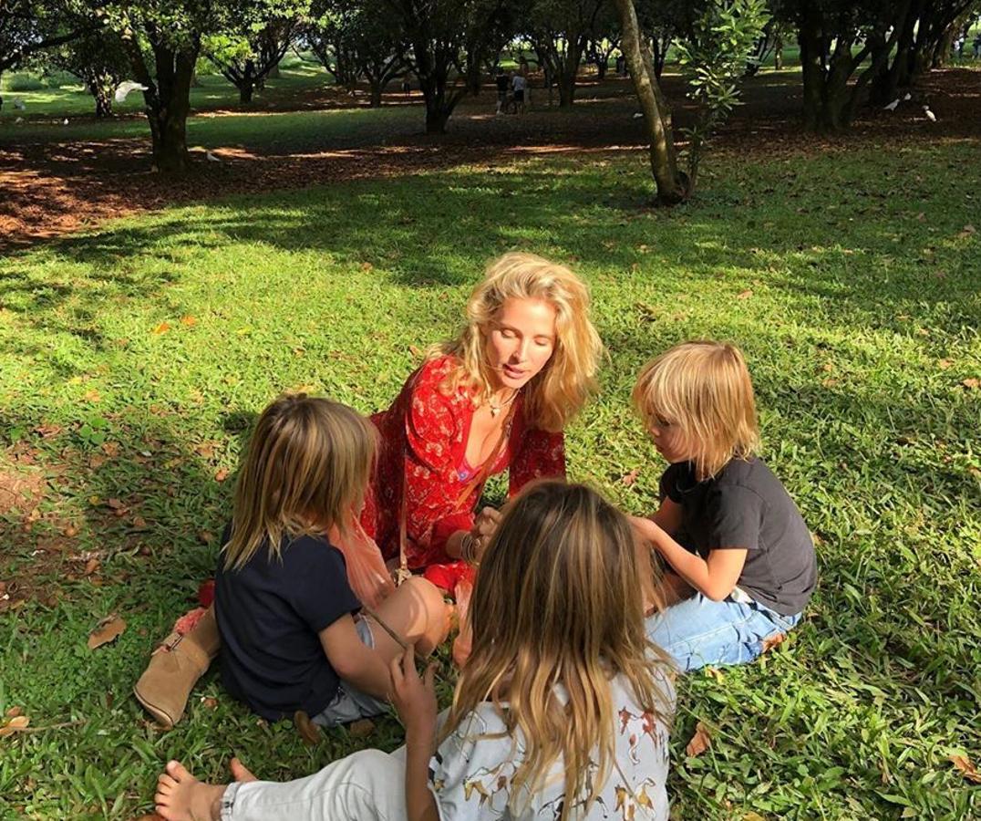 Aunque en Australia y en una impresionante casa que incluso se ha llegado a confundir con un centro comercial, Elsa Pataky, Chris Hemsworth y sus hijos pasan los días de aislamiento. La pareja de actores aprovecha estos días con sus tres hijos: India, que nació en 2012, y los mellizos Tristan y Sasha, que  cumplieron seis años  en pleno aislamiento.Elsa y Chris han querido aportar su granito de arena en la lucha contra la pereza en la cuarentena… y han abierto gratuitamente el acceso a su aplicación para mantenerse en forma.